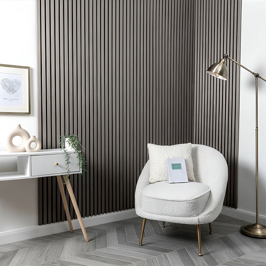 Sala de estar moderna con sofá seccional blanco, pared de listones grises, arte abstracto y mesa de centro de mármol.