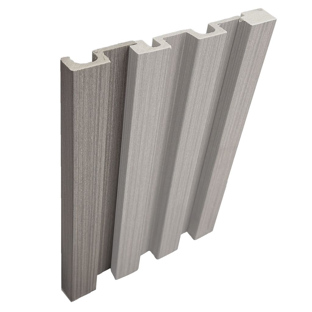 Tira de umbral de puerta de metal gris con superficie ranurada y borde curvo.