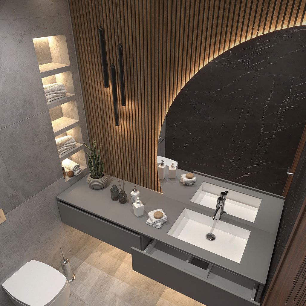 Tocador de baño moderno con pared de listones de madera, lavabo gris, espejo e inodoro junto a una pared con textura de piedra.