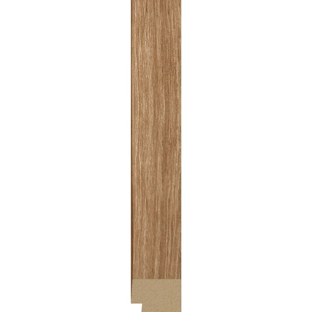 Barra rectangular de metal blanco con un extremo biselado sobre un fondo blanco liso.