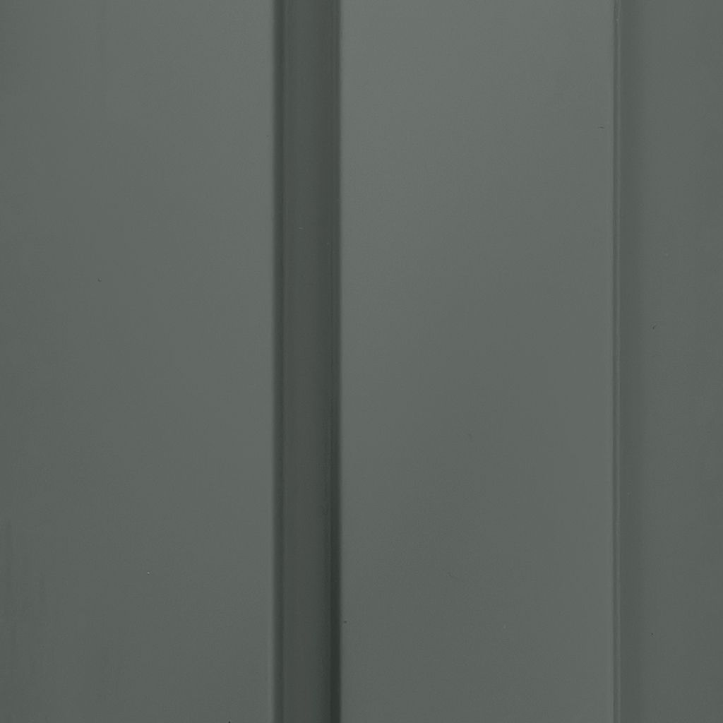 Sala de estar moderna con un sofá beige, una manta verde, cojines estampados y paneles verticales oscuros en la pared.