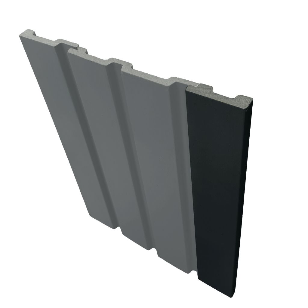 Tira rectangular de metal negro con borde ranurado, mostrada sobre un fondo blanco.