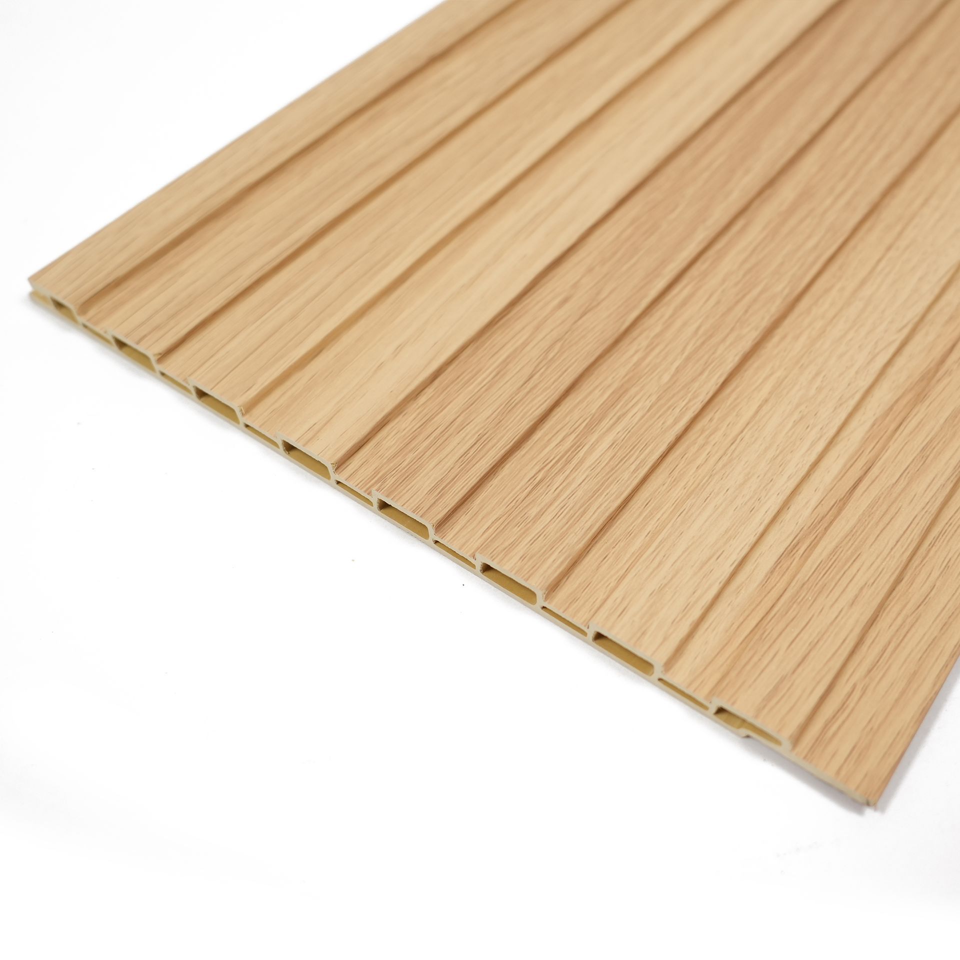 Listones de madera clara con bordes ranurados, dispuestos en diagonal sobre un fondo blanco.