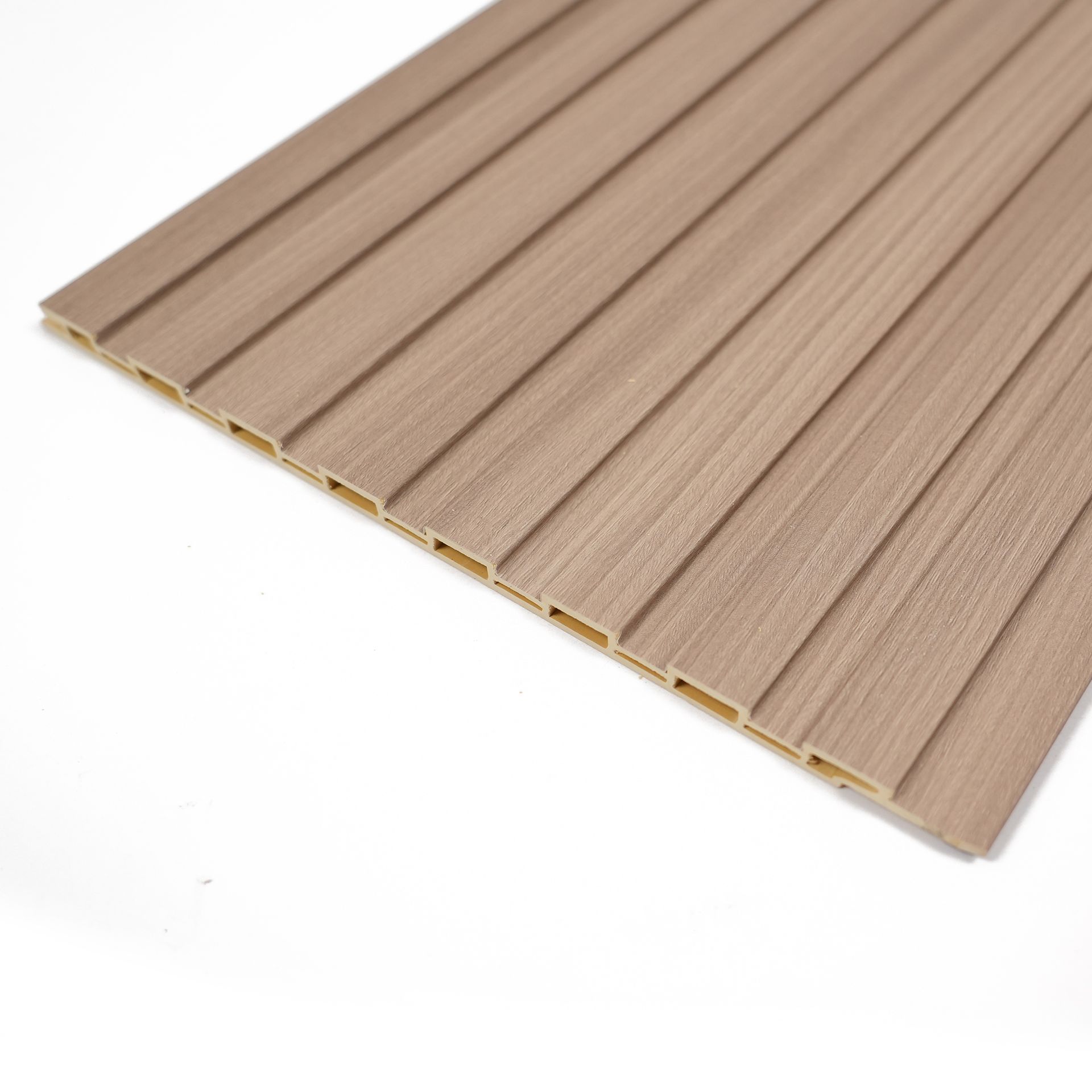 Panel de pared de plástico acanalado color beige con ranuras texturizadas sobre fondo blanco.