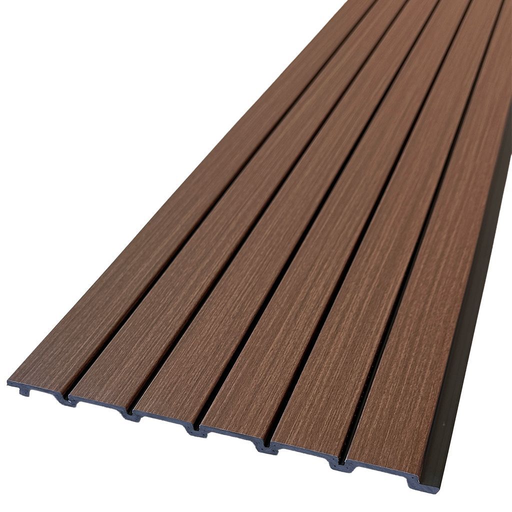 Sala de estar moderna con sofá gris, pared revestida de listones de madera, lámpara de pie, mesa de centro, alfombra y planta.
