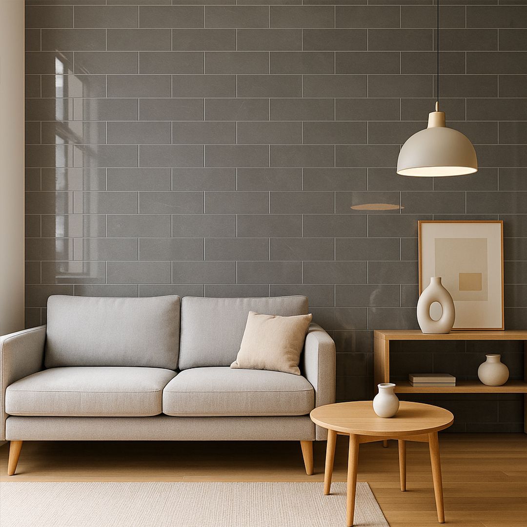 Sala de estar moderna con sofá gris, mesa de centro de madera, pared de azulejos oscuros y lámpara colgante.