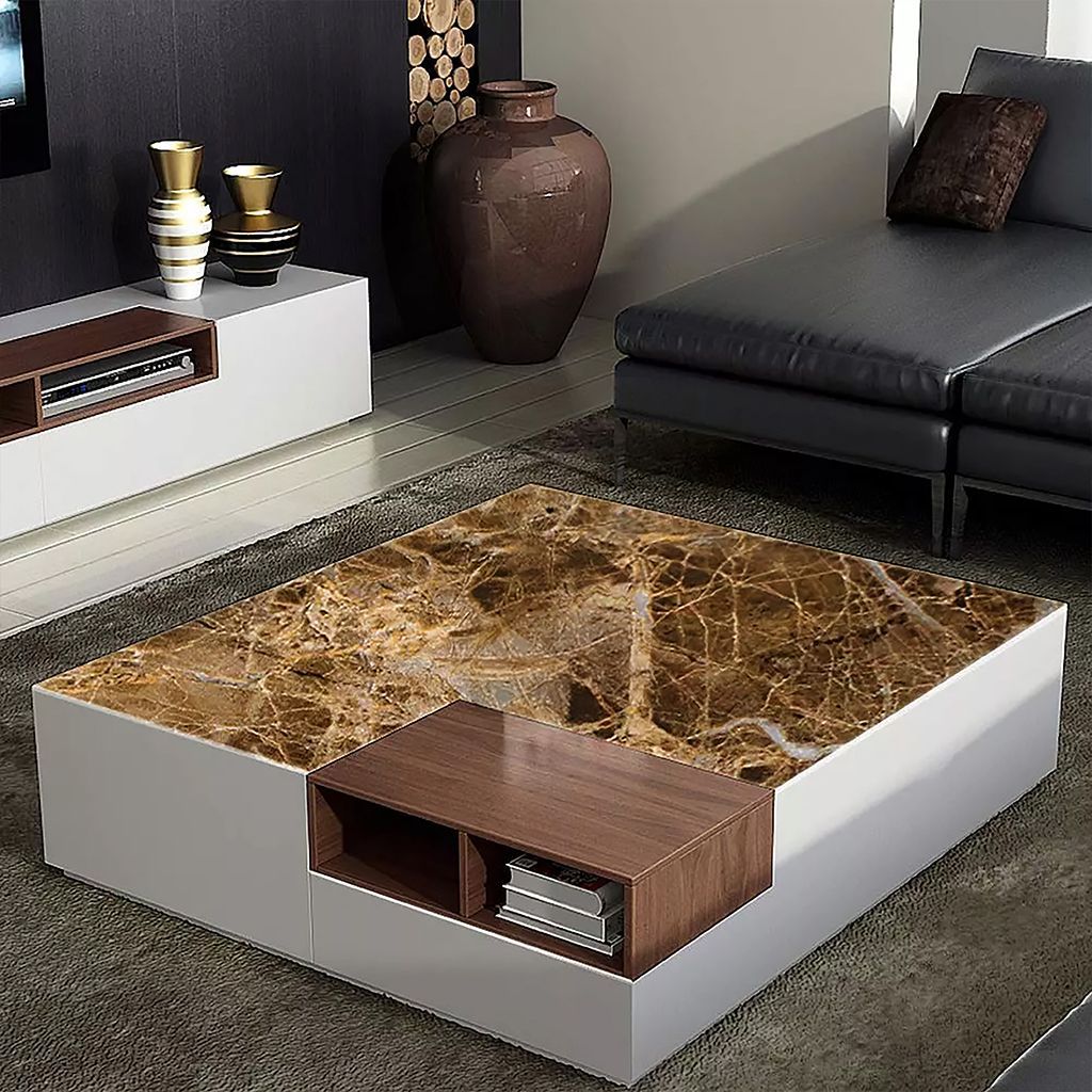 Sala de estar moderna con una mesa de centro cuadrada blanca y de madera con tablero de mármol marrón