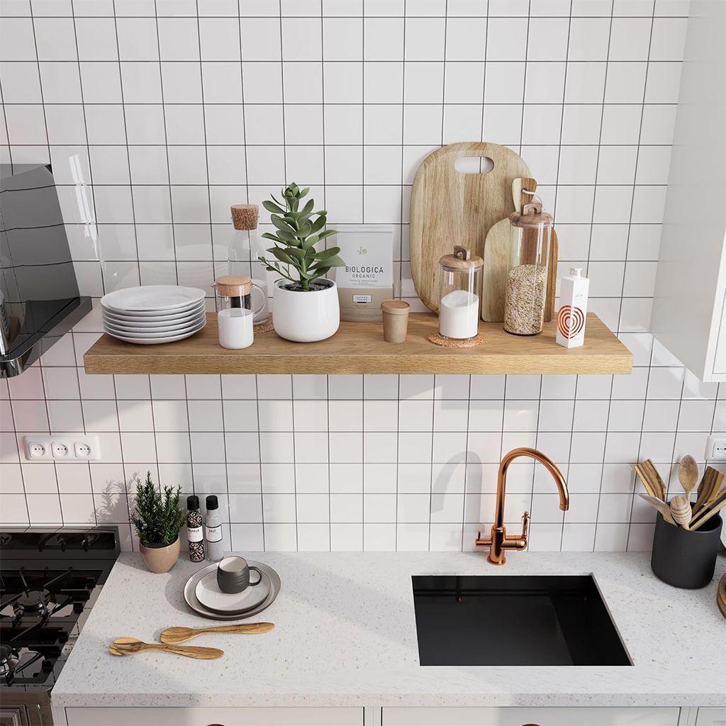 Cocina moderna con salpicadero de azulejos blancos, decoración de estantes de madera.