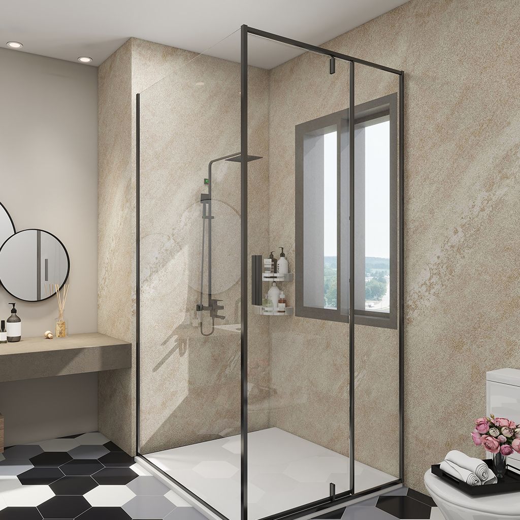 Baño moderno con ducha a ras de suelo de cristal, paredes beige, tocador y suelo de baldosas hexagonales blancas y negras.