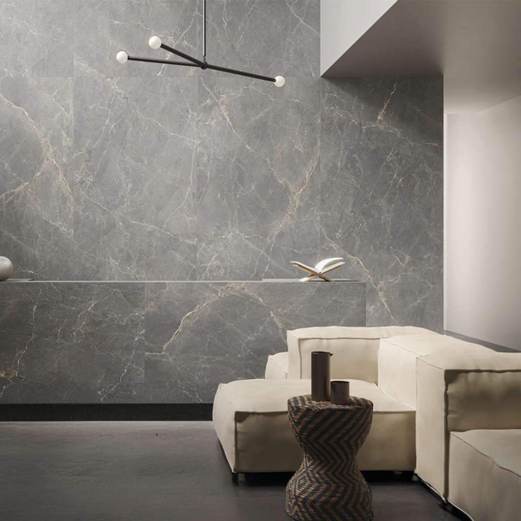 Baño moderno de color gris con ducha de cristal, inodoro, toallero y ventana con persianas.