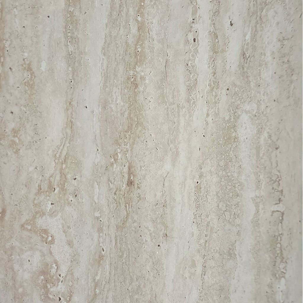 Baño moderno con espejo redondo iluminado, lavabo suspendido, papel pintado a rayas y inodoro blanco.