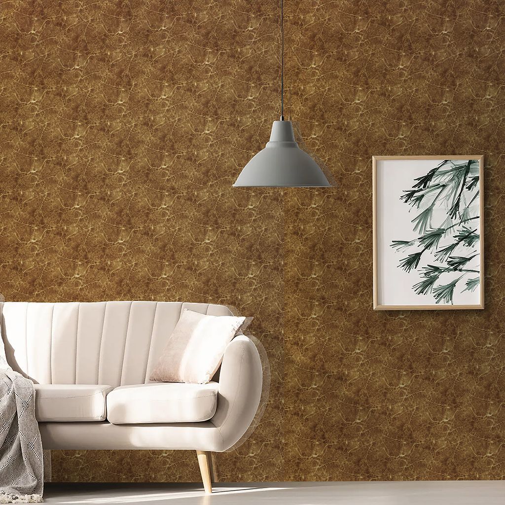 Sala de estar moderna con sofá blanco, lámpara colgante gris, cuadro botánico y pared marrón texturizada.