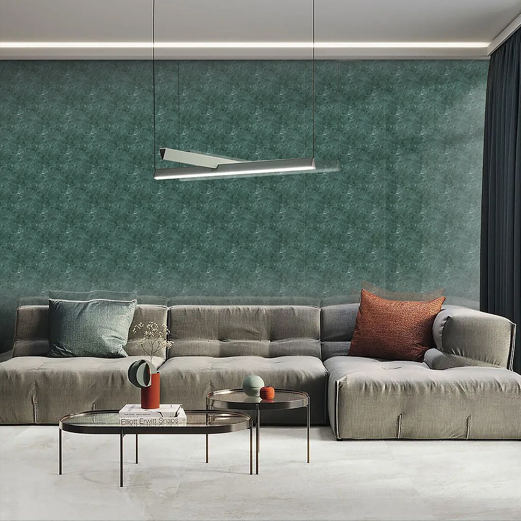 Sala de estar moderna con un sofá modular gris, una pared texturizada verde y mesas de centro negras