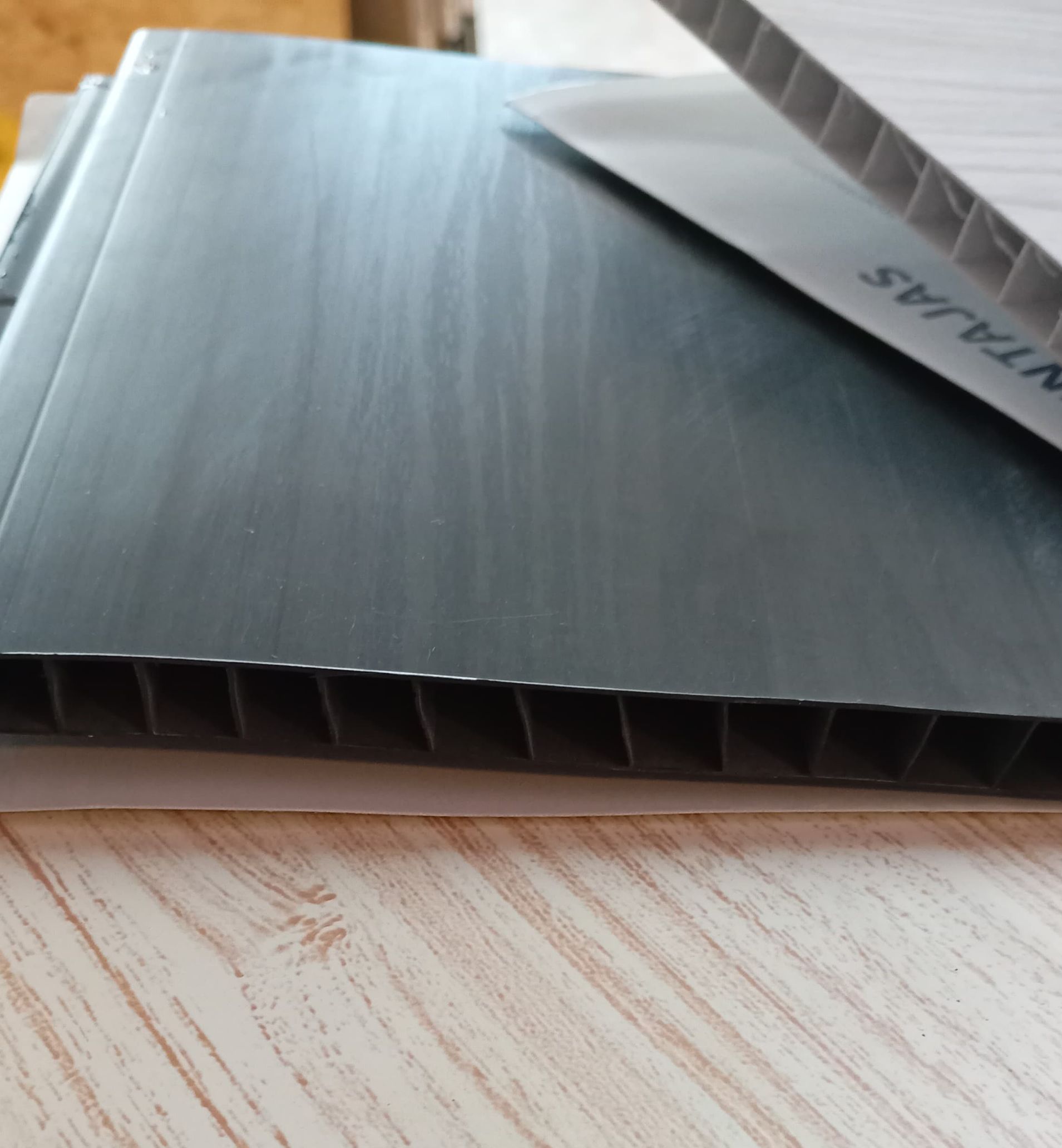 Cielorrasos de PVC cortados a medida para un acabado perfecto.

Material liviano, duradero y hecho a medida para tu proyecto.