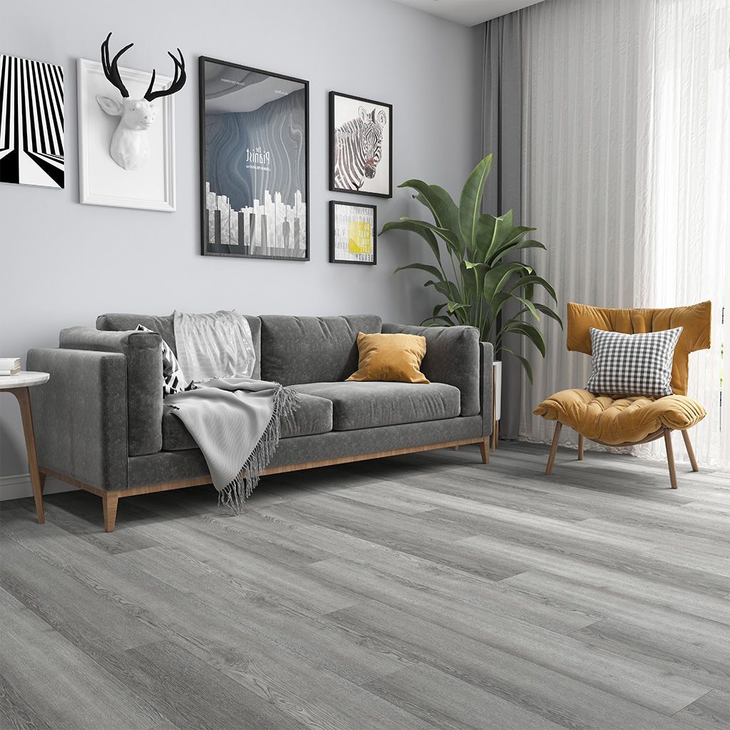 Sala de estar moderna en color gris con sofá, sillón, cuadro, planta y grandes cortinas.
