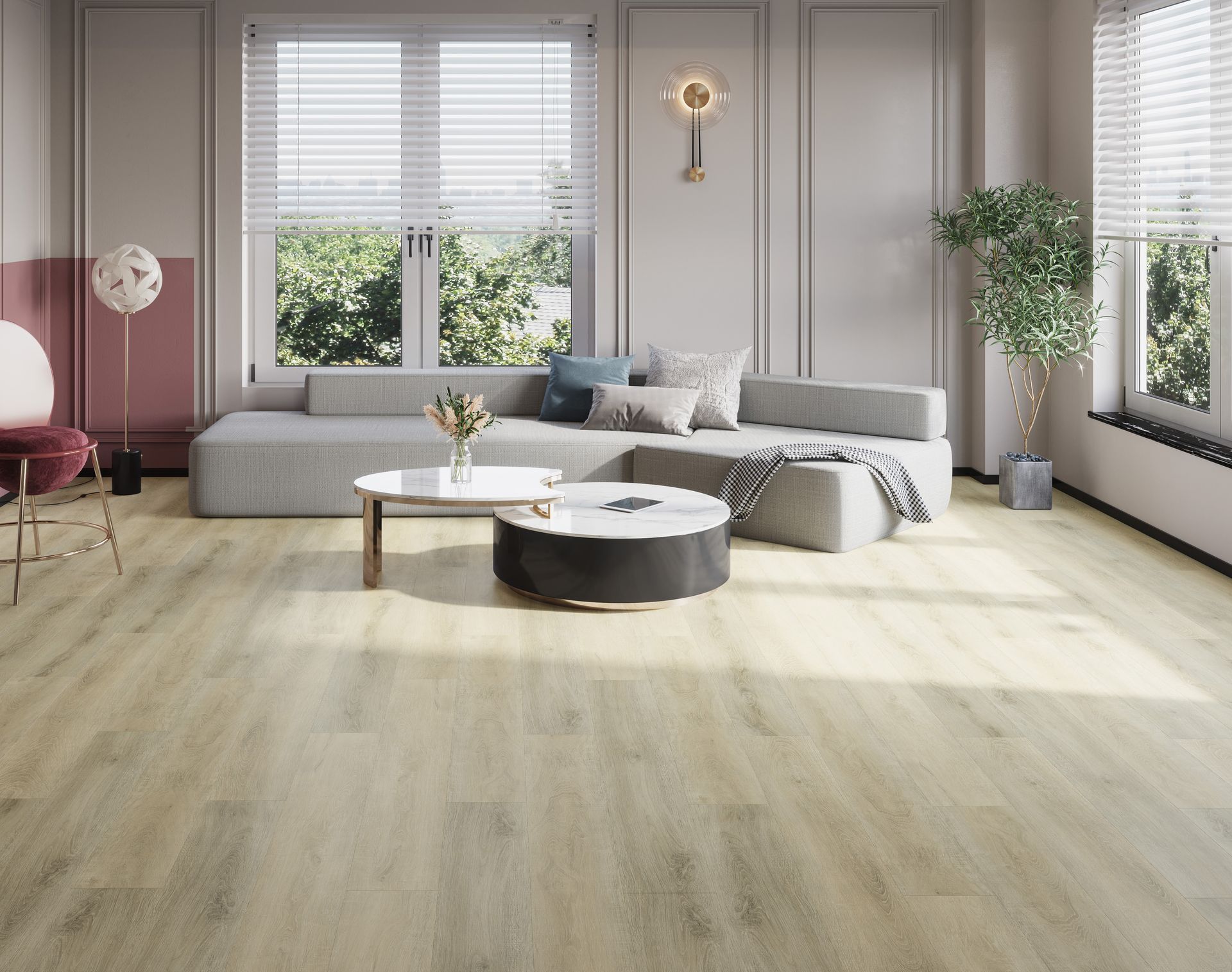 Sala de estar moderna con suelo de madera clara, sofá gris, mesa de centro redonda, plantas y persianas grandes.