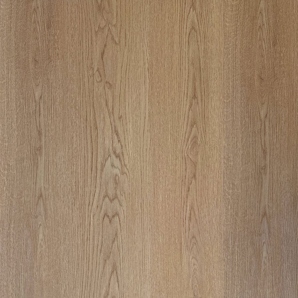 Sala de estar luminosa con sofá color canela, mesa de centro redonda, grandes ventanales y suelo de madera clara.