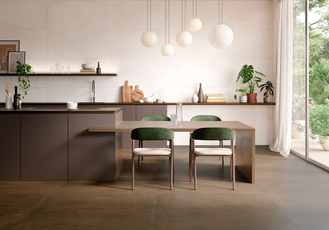 Cocina moderna con gabinetes oscuros, isla de madera, taburetes verdes, lámparas colgantes y una pared luminosa con ventana.