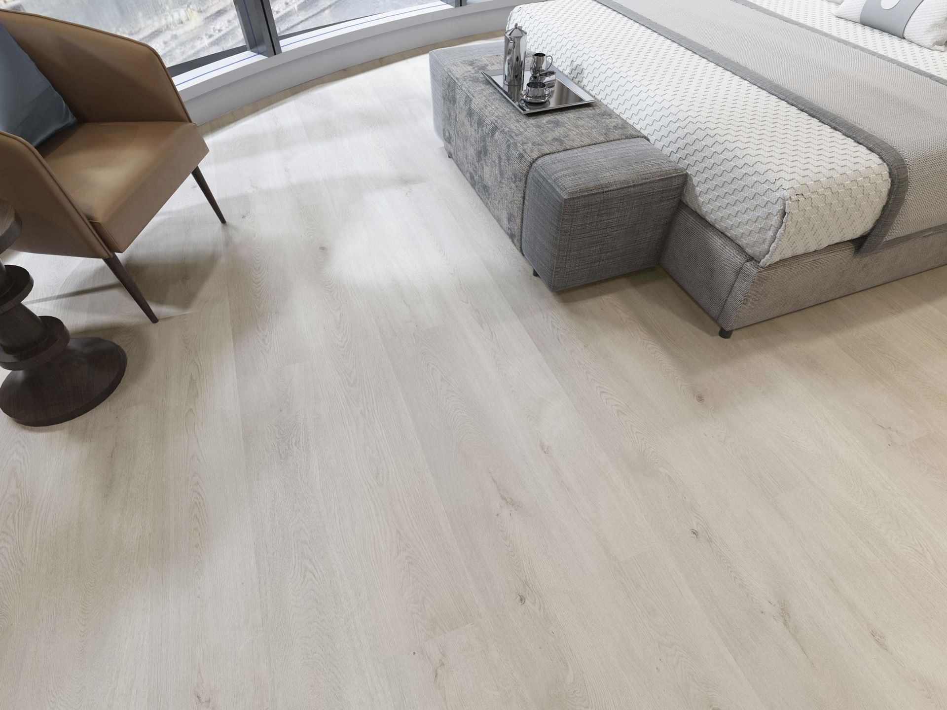 Sala de estar moderna con ventanales del suelo al techo, sofá seccional gris, vista a la ciudad y suelo de madera clara.