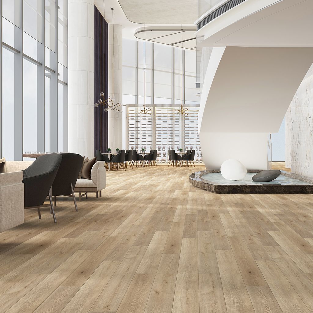 Vestíbulo luminoso y moderno con suelos de madera clara, grandes ventanales y asientos minimalistas