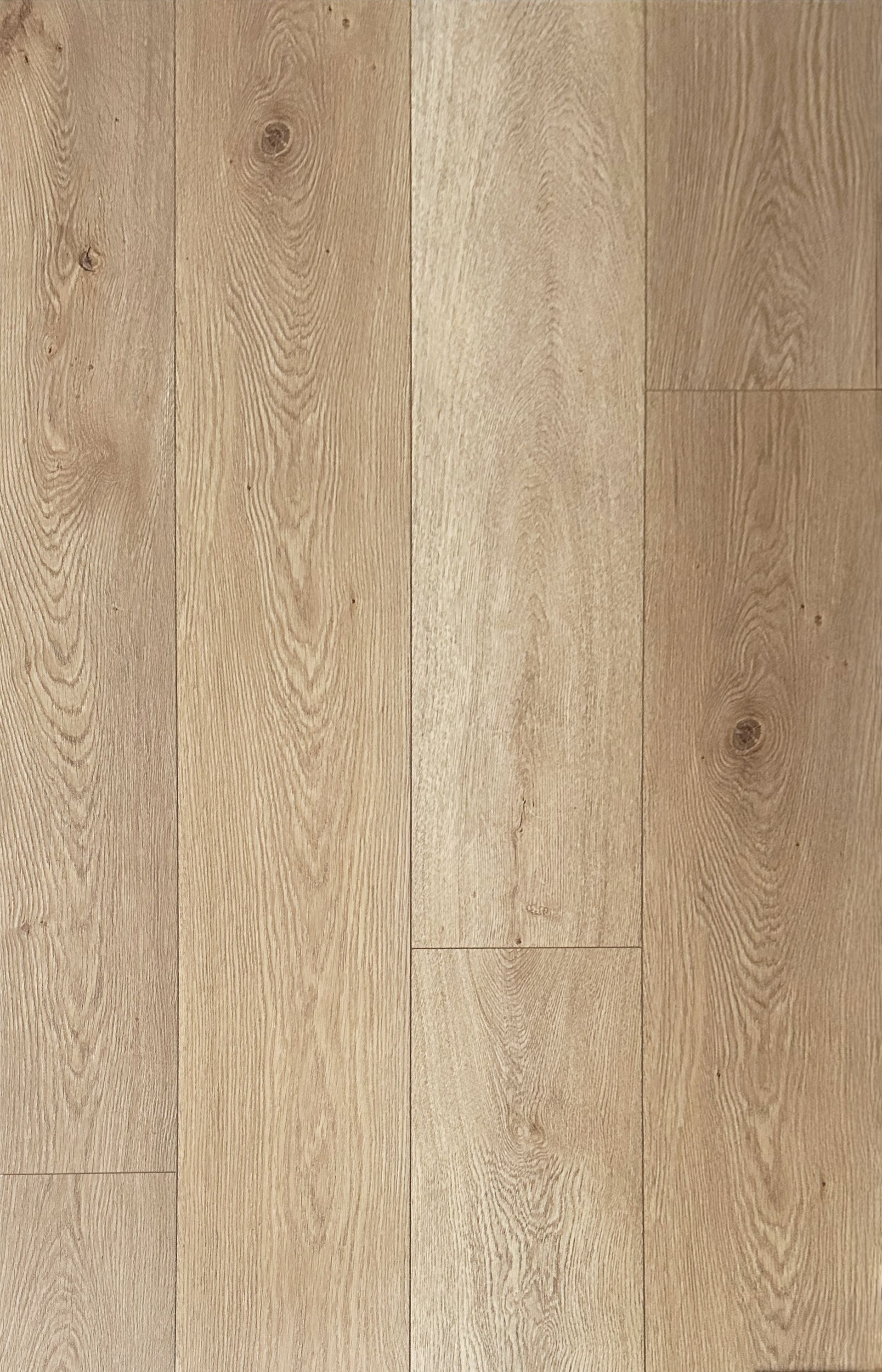Salón moderno y minimalista con muebles blancos, suelos de madera y una escalera que conduce a un altillo.