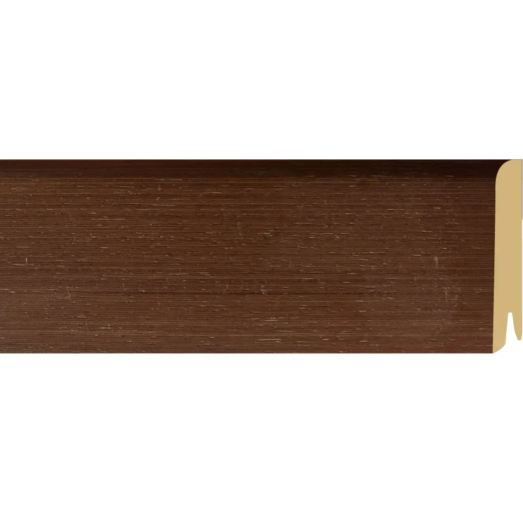 Burlete de madera marrón para puerta con la parte inferior color canela, mostrado sobre un fondo blanco.