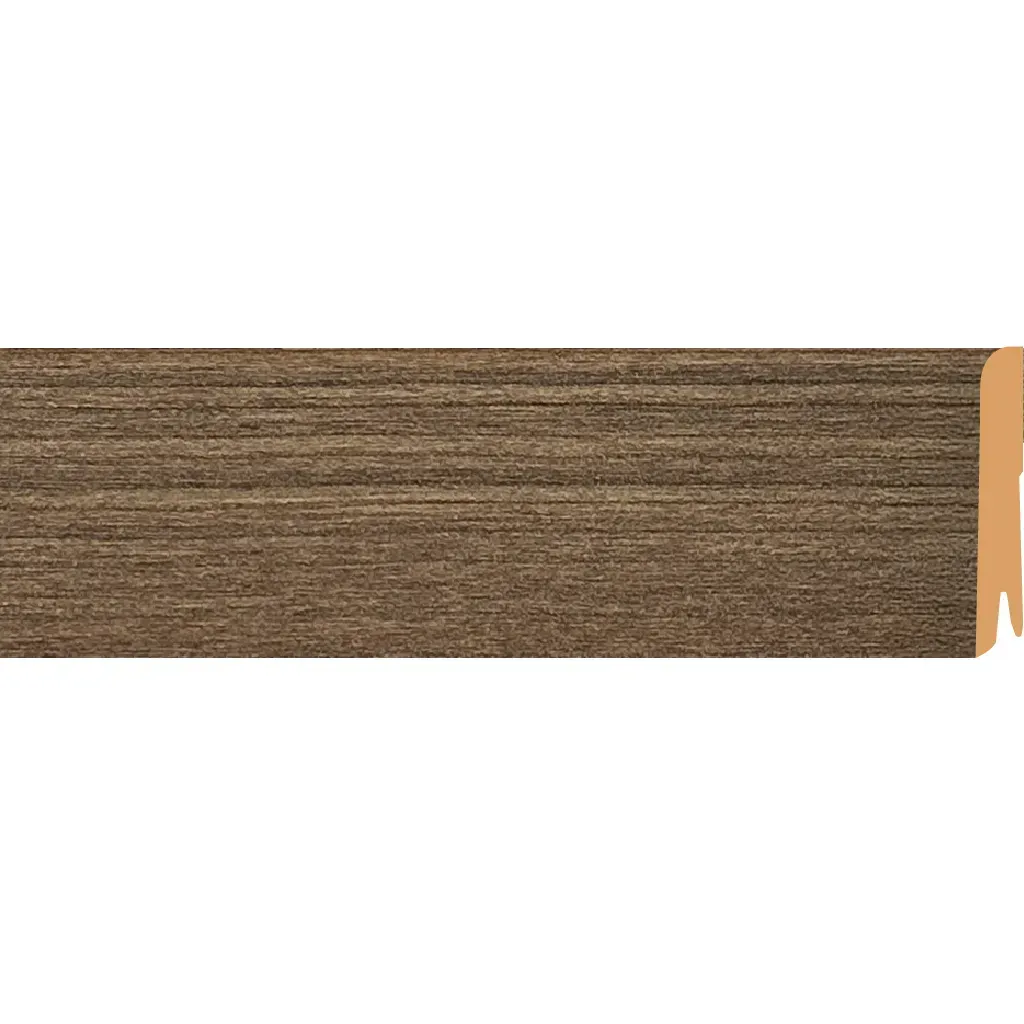 Moldura de zócalo con vetas de madera marrón y borde posterior blanco sobre un fondo liso.