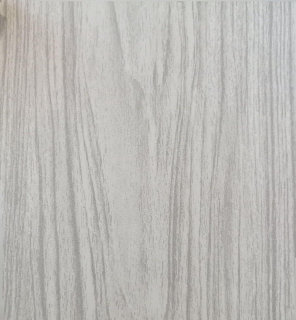 Primer plano de una superficie de metal cepillado con una base azul en un entorno industrial.