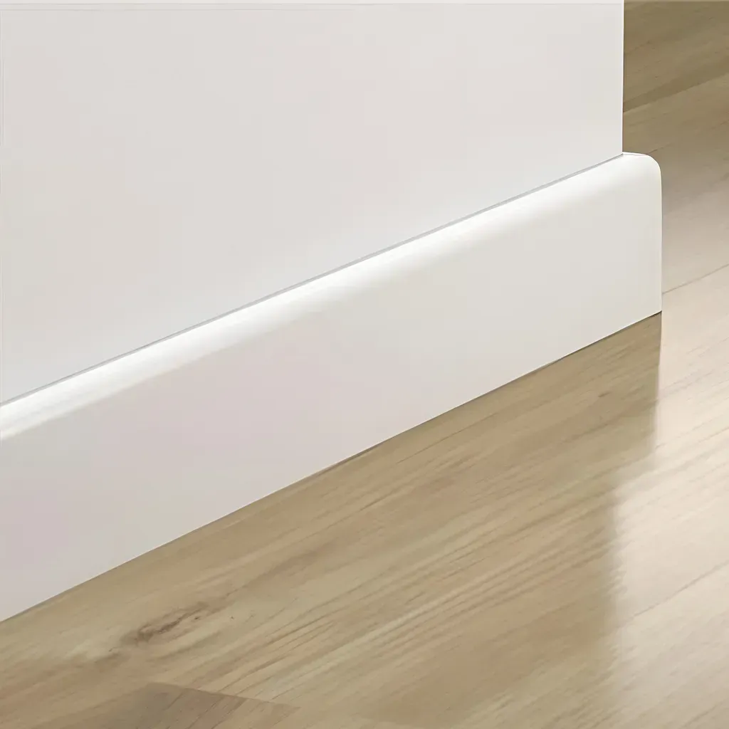 Moldura de espuma blanca con borde ranurado, vista lateral sobre fondo blanco.