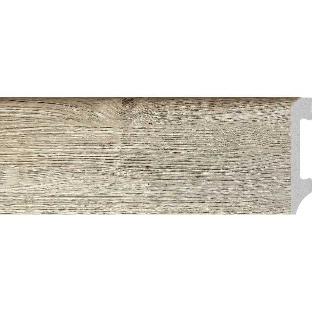 Moldura de zócalo con vetas de madera claras y borde pintado de blanco sobre fondo liso.