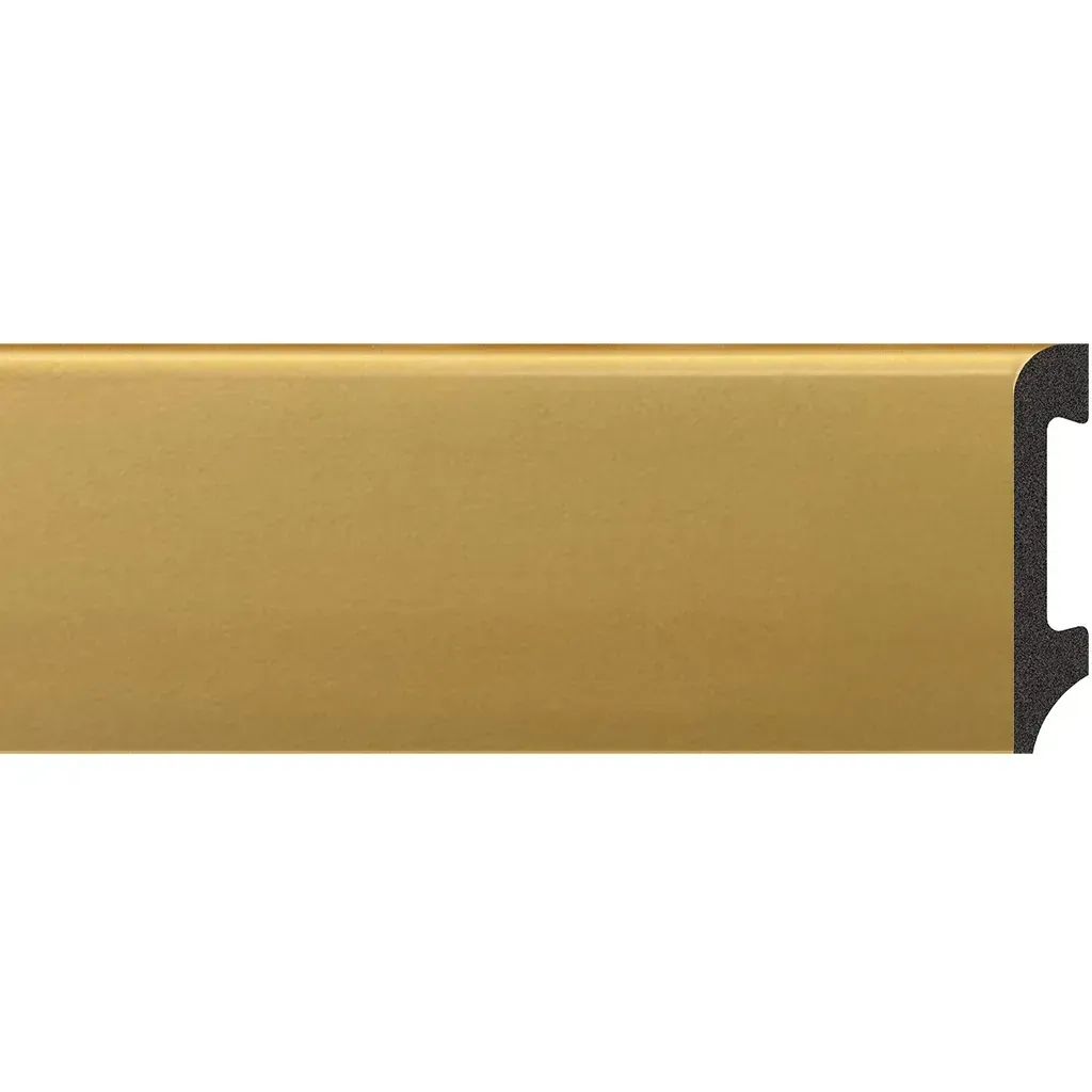 Moldura decorativa de metal dorado con respaldo negro, mostrada sobre un fondo blanco.
