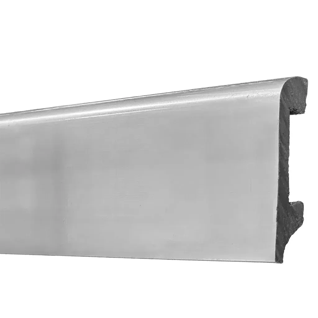 Tira de metal plateado cepillado con un extremo dentado a la derecha, aislada sobre fondo blanco.
