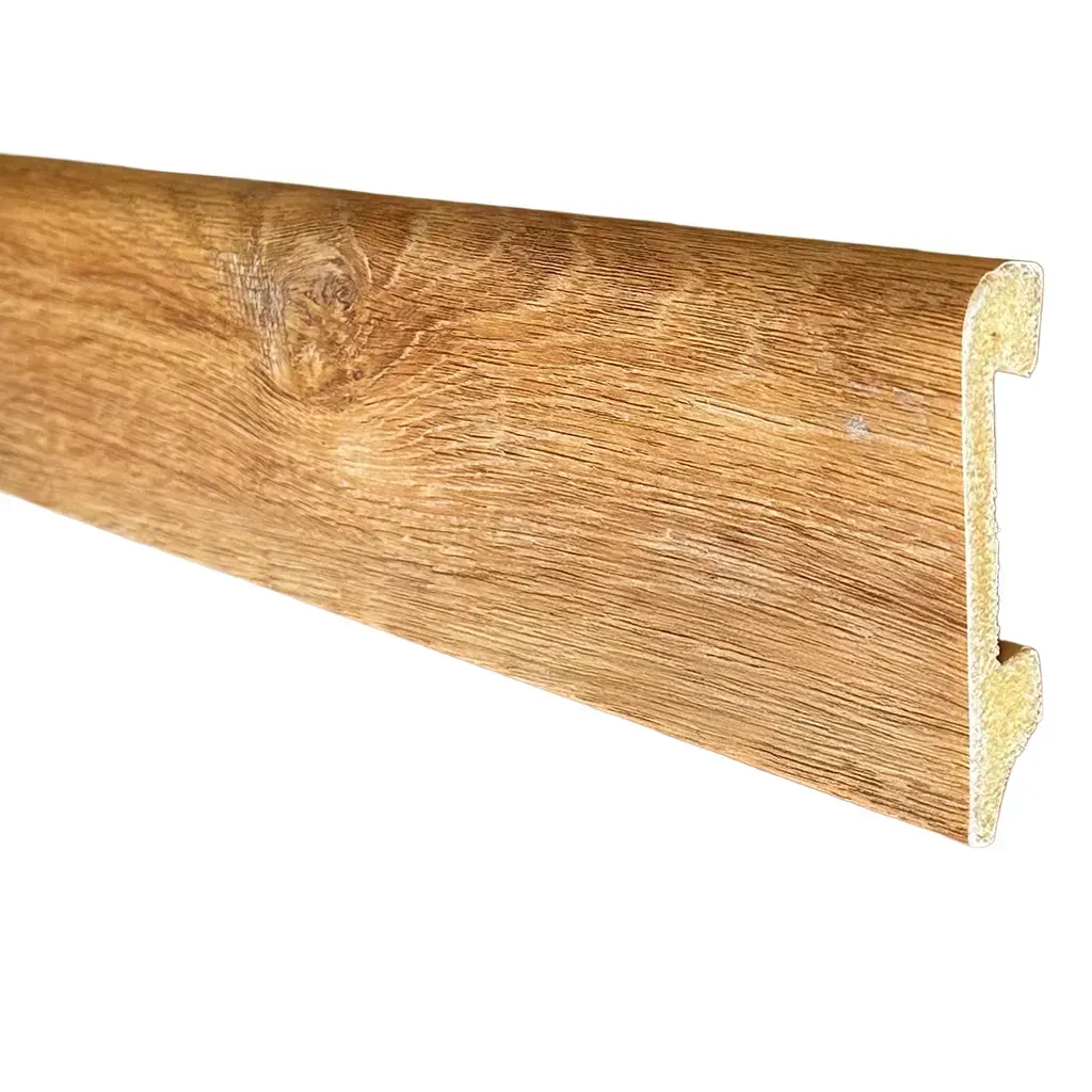 Moldura decorativa con acabado de vetas de madera y perfil dentado sobre fondo blanco.