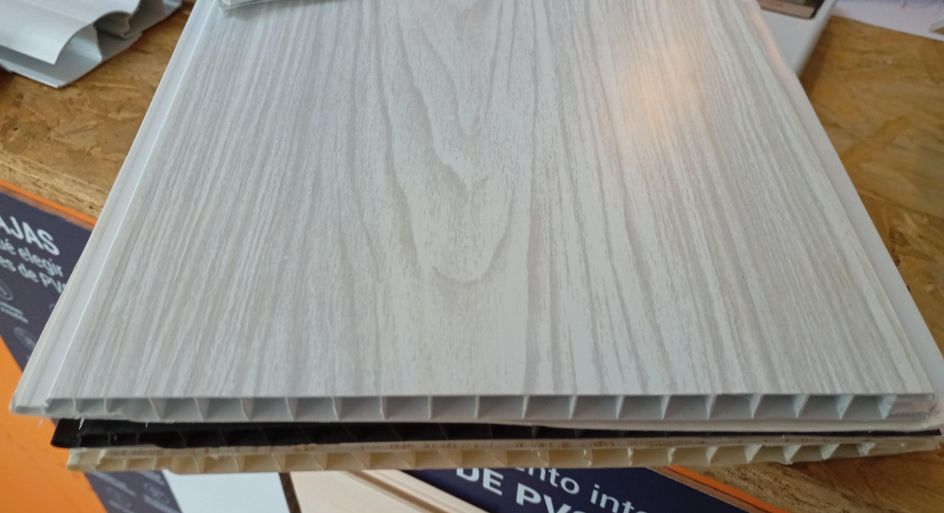 Revestimientos de PVC para interiores y exteriores. Antihumedad, lavables y sin mantenimiento