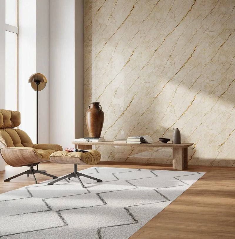 Sala de estar moderna con una silla beige, alfombra blanca en zigzag, suelo de madera y decoración minimalista.