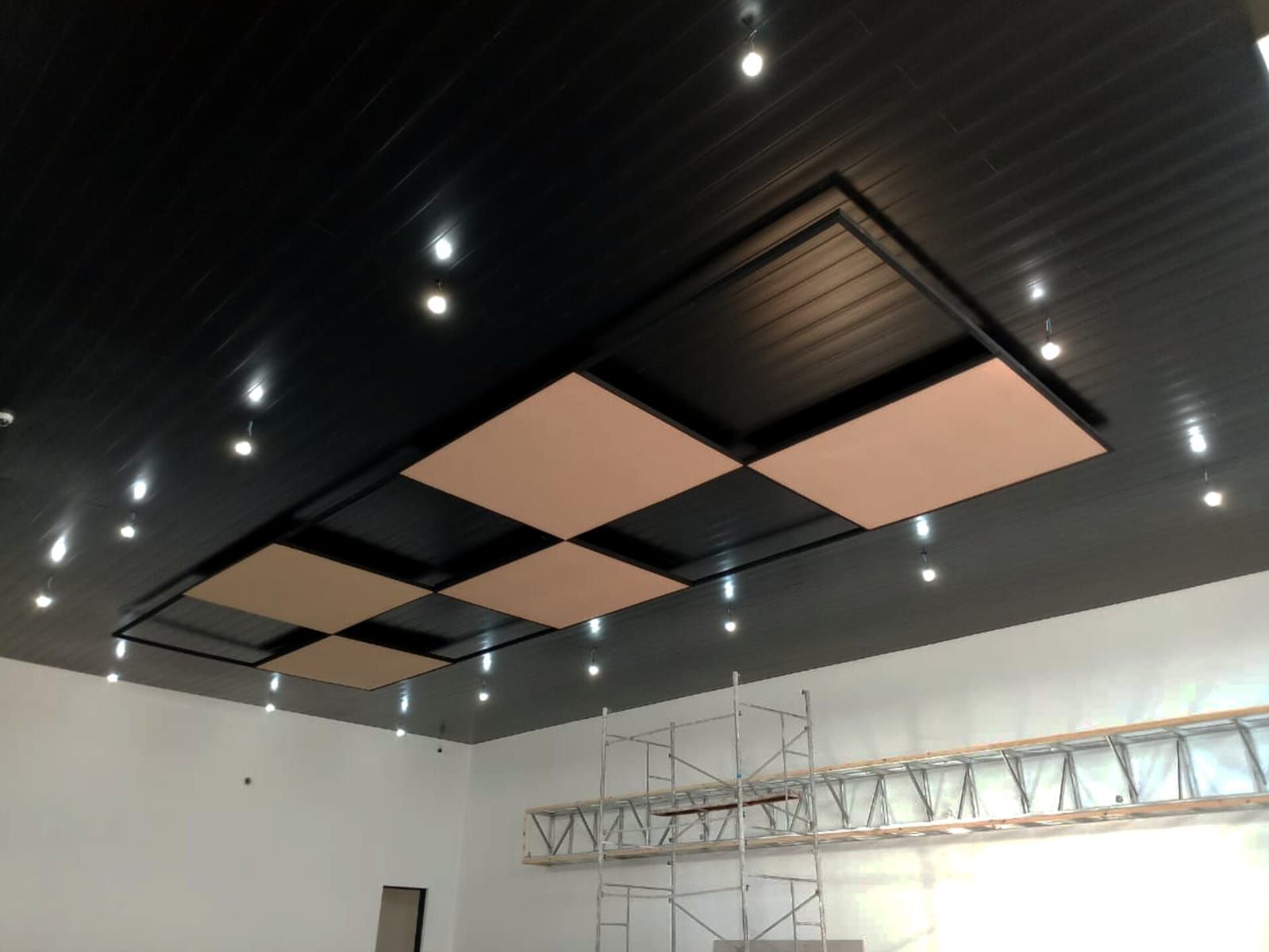 Cielorrasos de PVC cortados a medida para un acabado perfecto.
Material liviano, duradero y hecho a medida para tu proyecto.