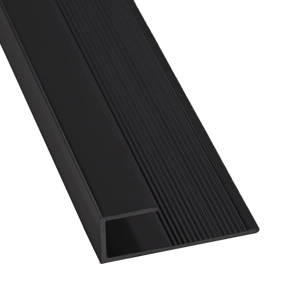 Perfil metálico gris para escaleras con superficie antideslizante acanalada y borde biselado.