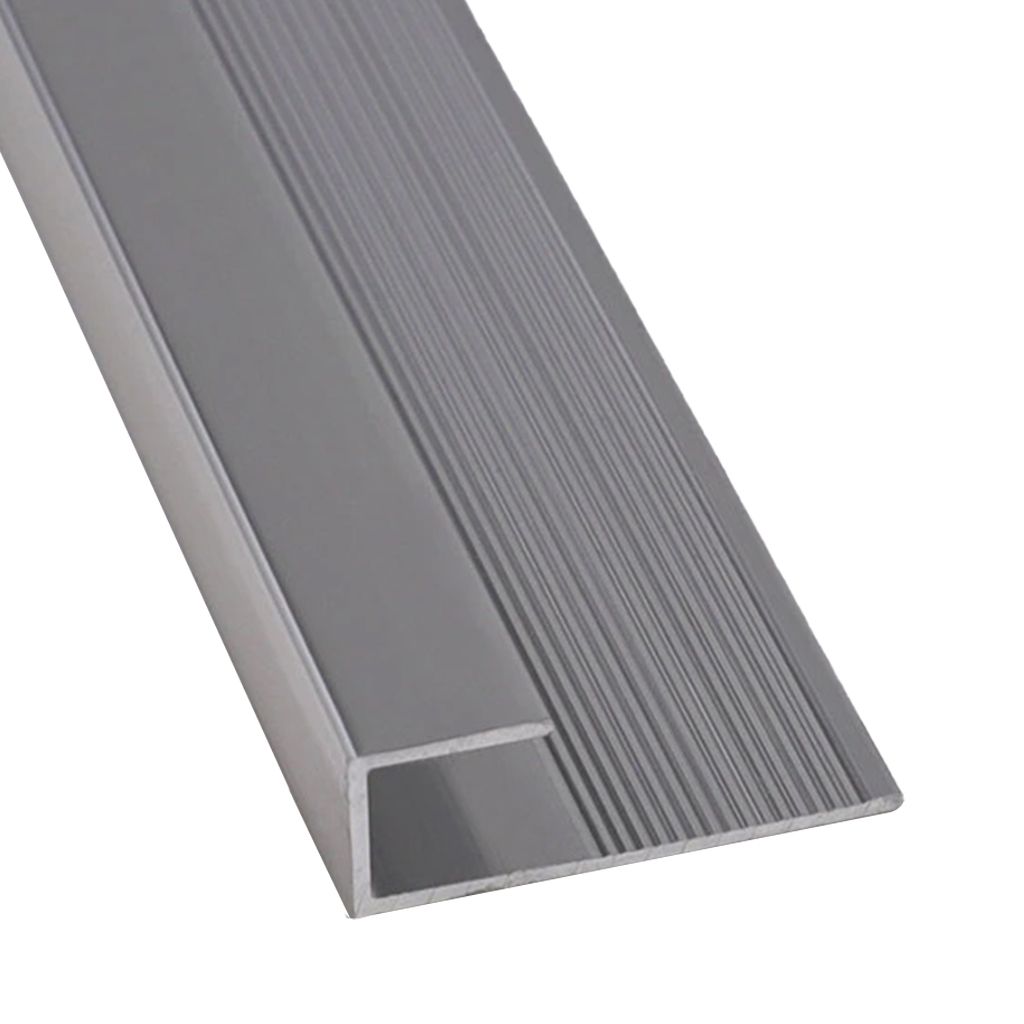 Perfil metálico gris para escaleras con superficie antideslizante acanalada y borde biselado.