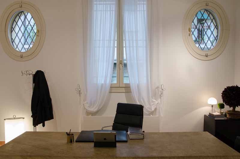 scrivania in studio legale