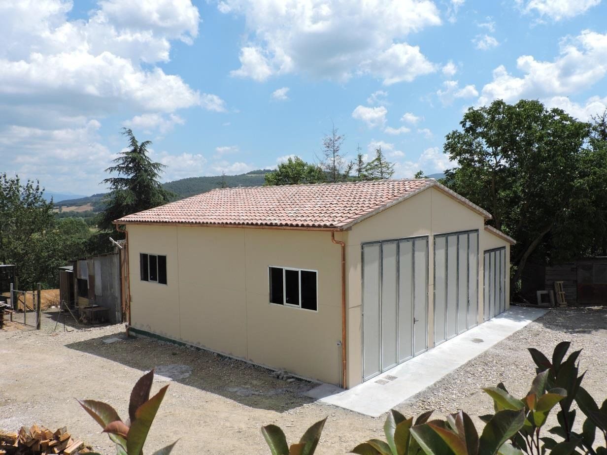 casa prefabbricata con tetto spiovente con tegole