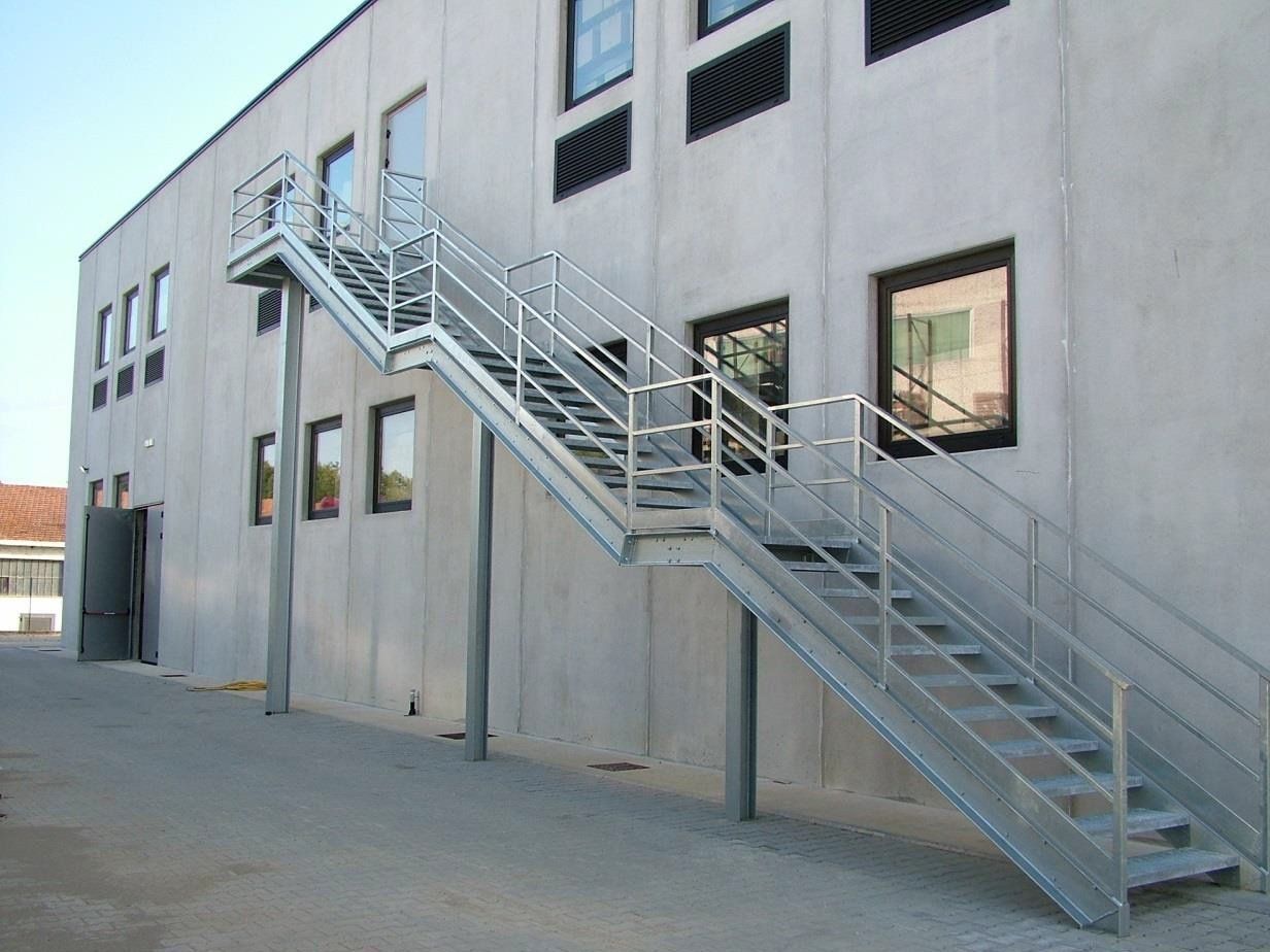 scala esterna antincendio in un edificio prefabbricato in cemento armato