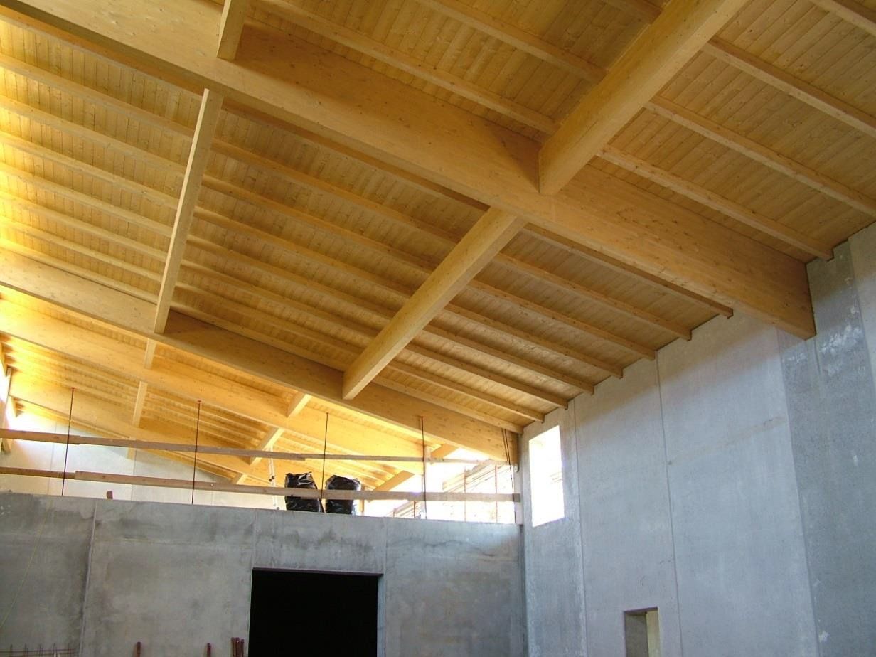 tetto in legno all'interno di una struttura prefabbricata con tetto in legno