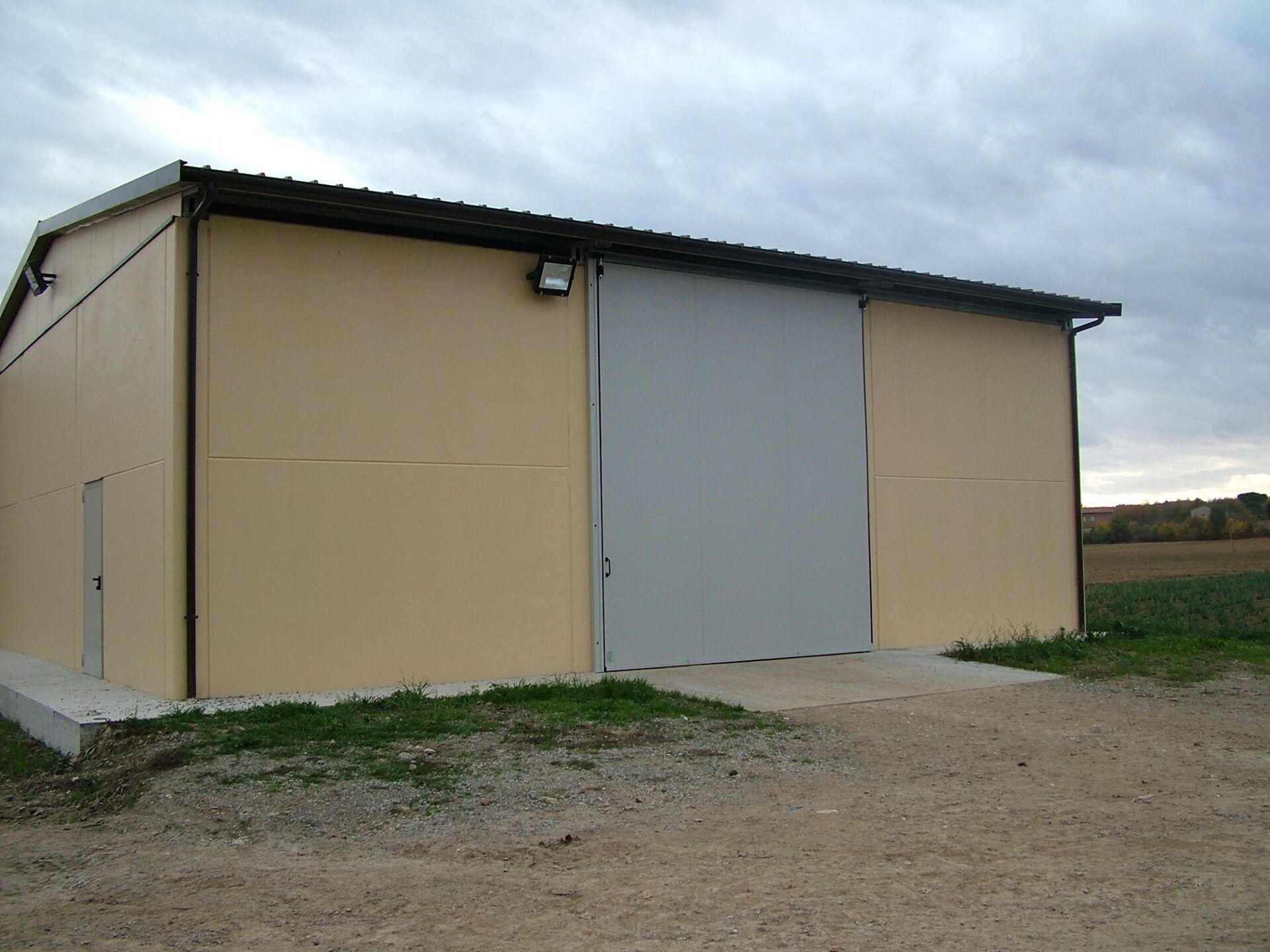 vista esterna prefabbricato agricolo
