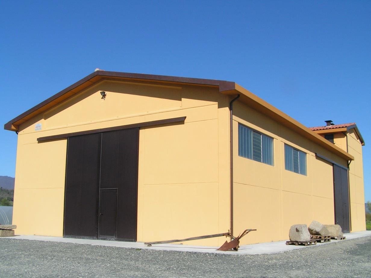 vista esterna capannone prefabbricato