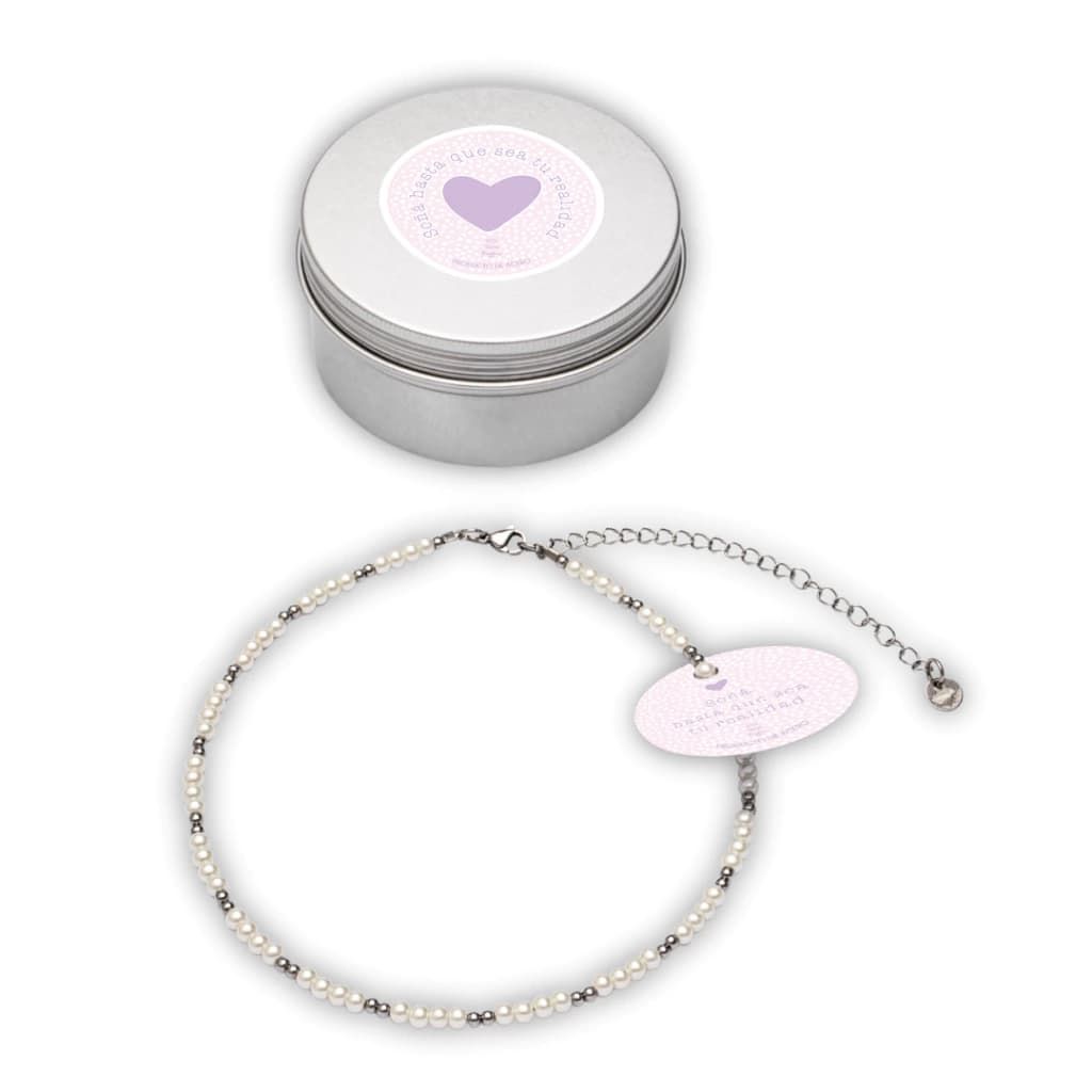 Collar y lata redonda con diseño de corazón. El collar lleva perlas y cuentas de plata.