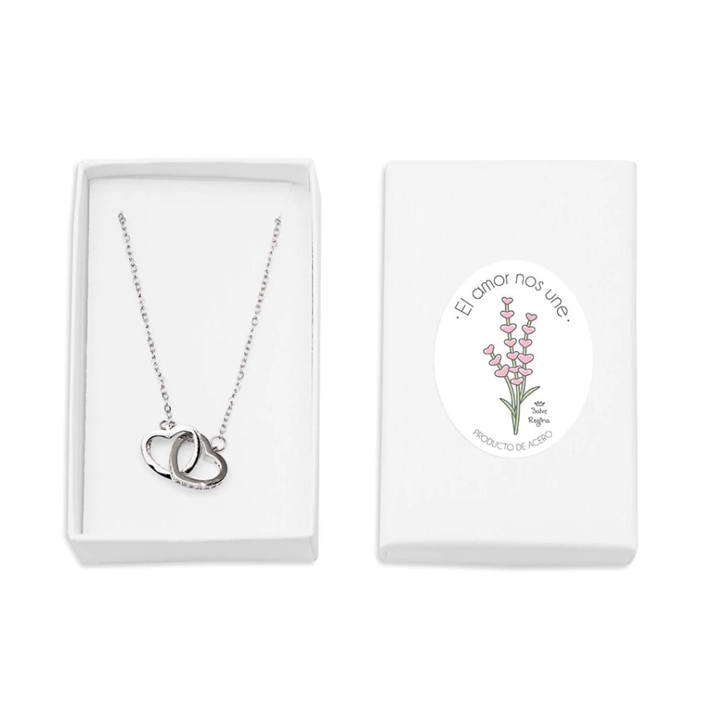 Collar de plata con dos corazones entrelazados en caja de regalo blanca, junto a una caja cerrada con diseño de lavanda.