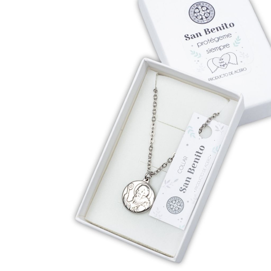 Collar colgante de plata San Benito en caja de regalo blanca con etiqueta a juego.
