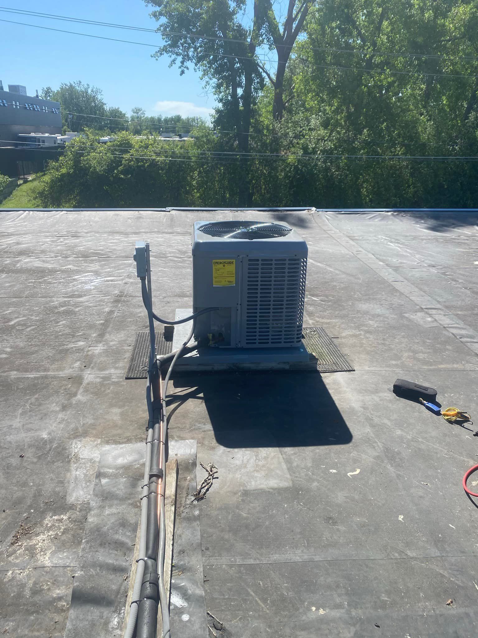 An air conditioner is sitting on the roof of a building.