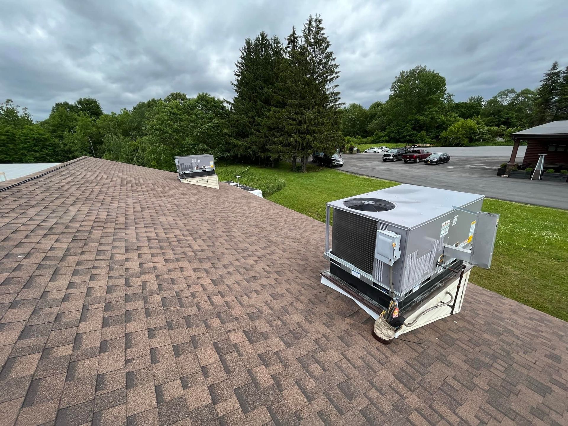 A large air conditioner is sitting on top of a roof.