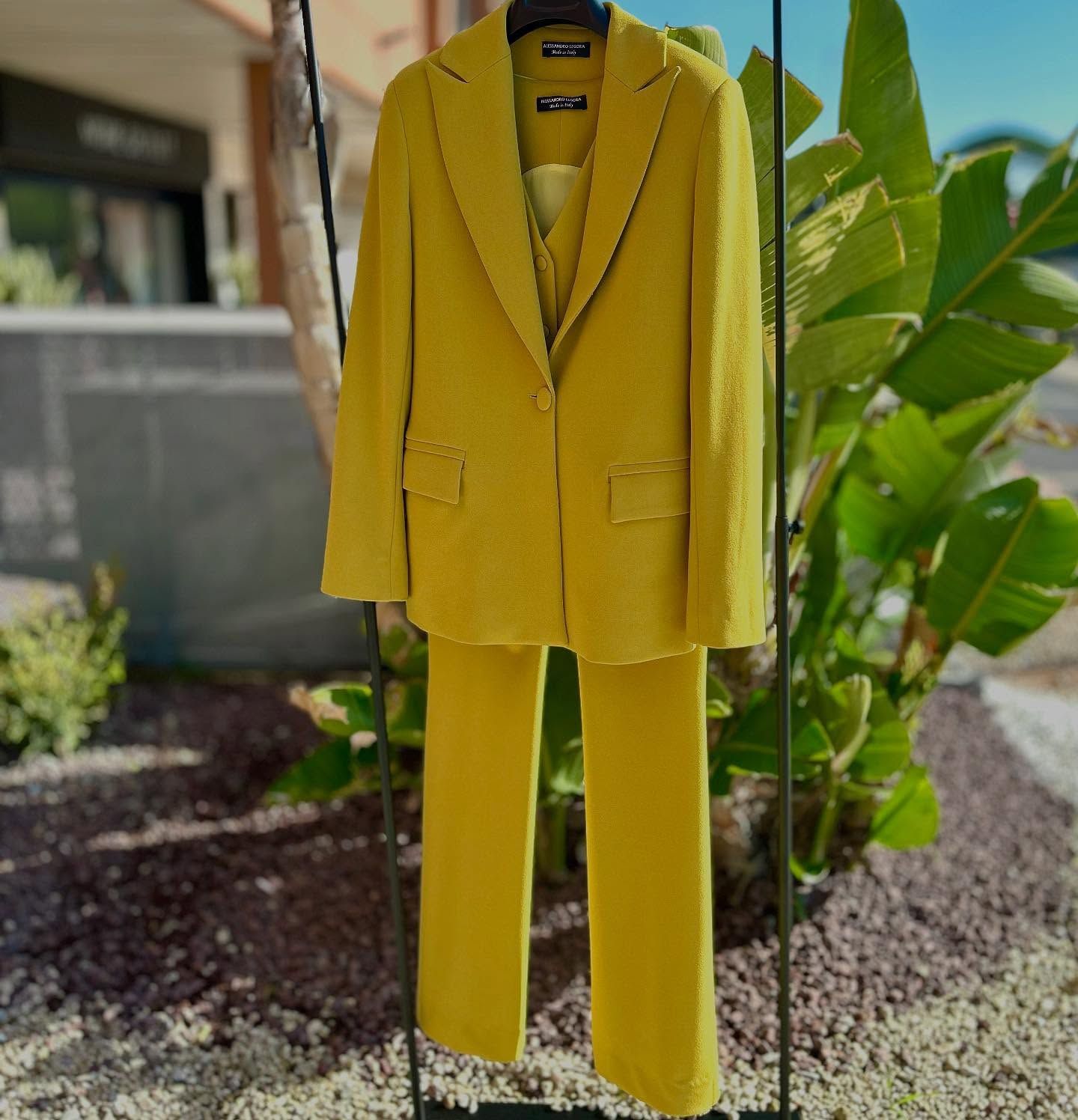 Un abito giallo è appeso fuori su un attaccapanni.